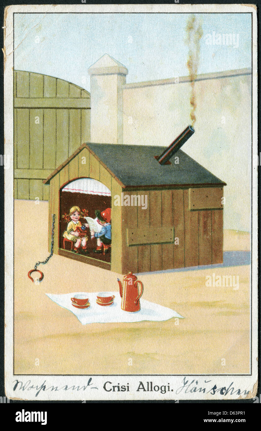 Vecchia cartolina italiana, 1930. Mostrando i bambini che vivono in the doghouse. La scritta in italiano: crisi abitativa. Foto Stock