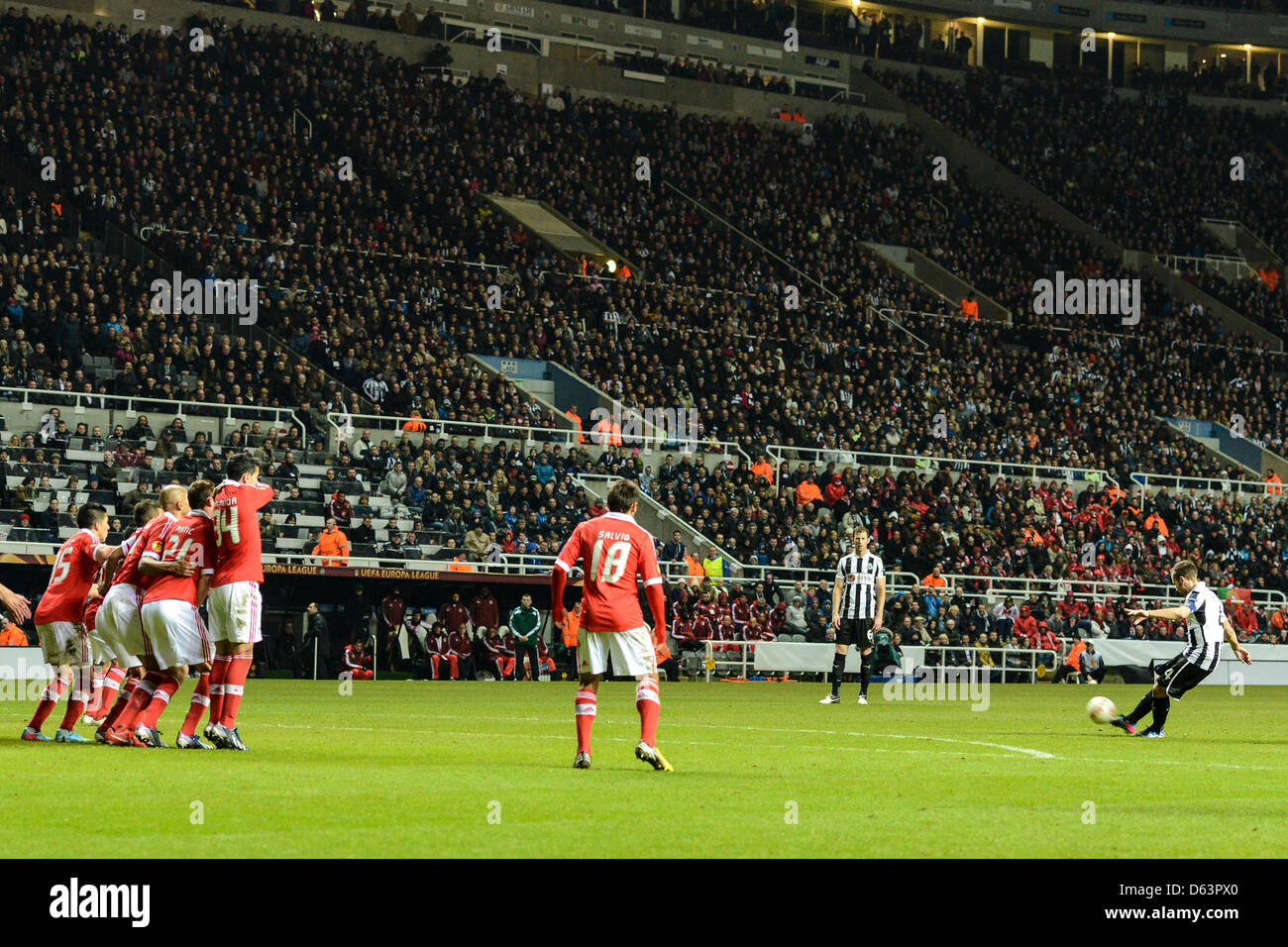 Newcastle, Regno Unito. 11 aprile 2013. Cabaye con una diretta free kick su obiettivo durante l'Europa League seconda gamba gioco tra Newcastle e Benfica da St James Park. Credit: Azione Plus immagini di Sport / Alamy Live News Foto Stock