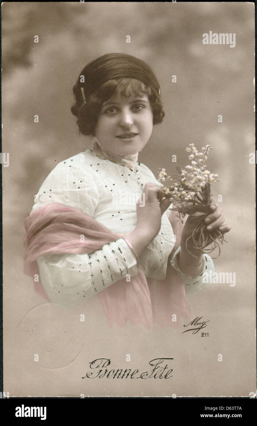 Vecchia Cartolina Svizzera 1917 Mostra Una Ragazza Con I Fiori La Scritta In Francese Buon Compleanno Foto Stock Alamy