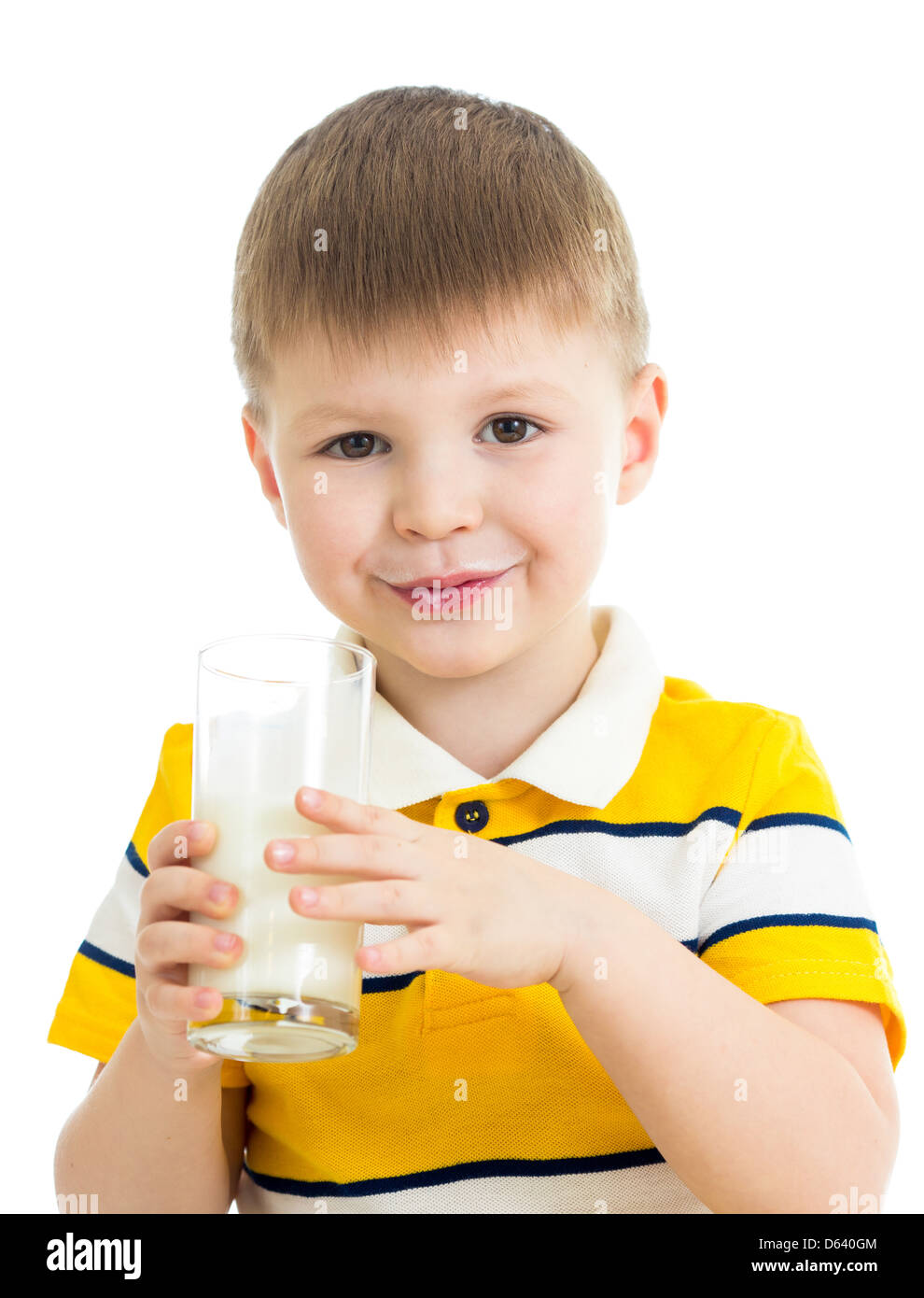 Kid boy bere latte isolato su bianco Foto Stock