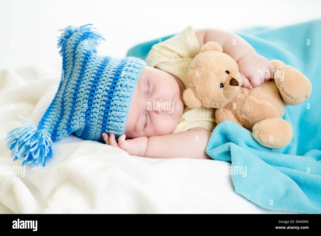 Sleeping baby boy con toy Foto Stock