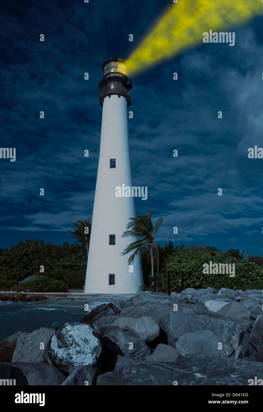 Cape Florida Lighthouse e lanterna in Bill Baggs del Parco Statale di Key Biscayne Florida con luce incandescente di notte Foto Stock