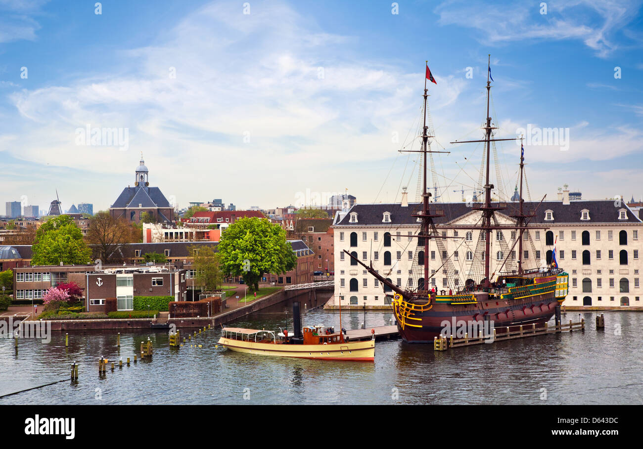 Panorama di Amsterdam con nave VOC Foto Stock