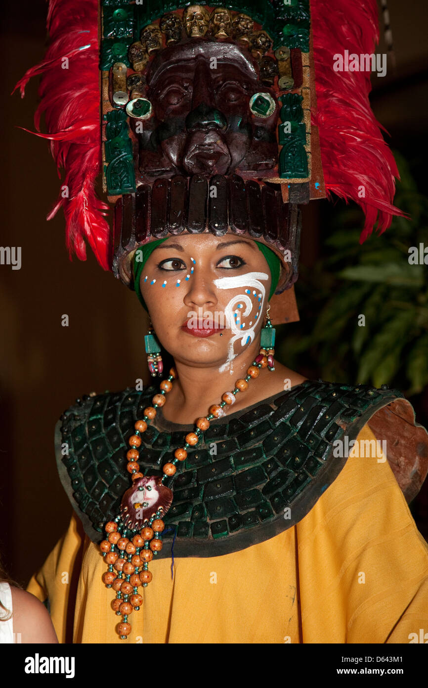 La donna nel tradizionale Maya precolombiana di costume, Playa del Carmen e Riviera Maya, Yucatan, Messico. Foto Stock