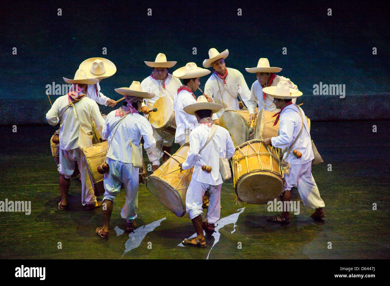I percussionisti di Tabasco, prestazioni di "Messico" spettacolari, Xcaret, Playa del Carmen e Riviera Maya, Yucatan, Messico. Foto Stock