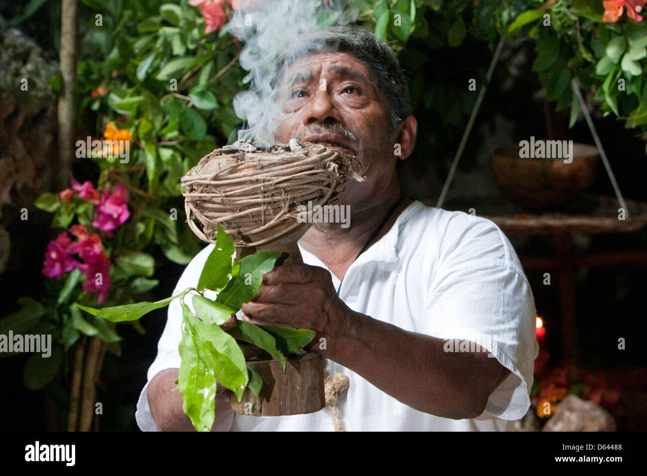 Tres Reyes Comunità Maya, Riviera Maya, Yucatan, Messico. Maya sciamano conducendo cerimonia religiosa. Foto Stock