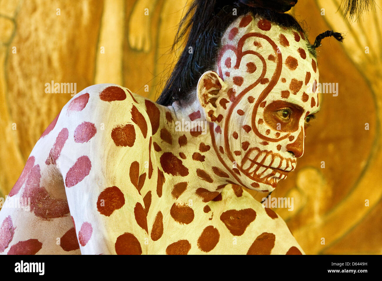 Ballerino Maya in rappresentanza di Ah Puch, la morte bianca. Xcaret, Riviera Maya, Yucatan, Messico. Foto Stock