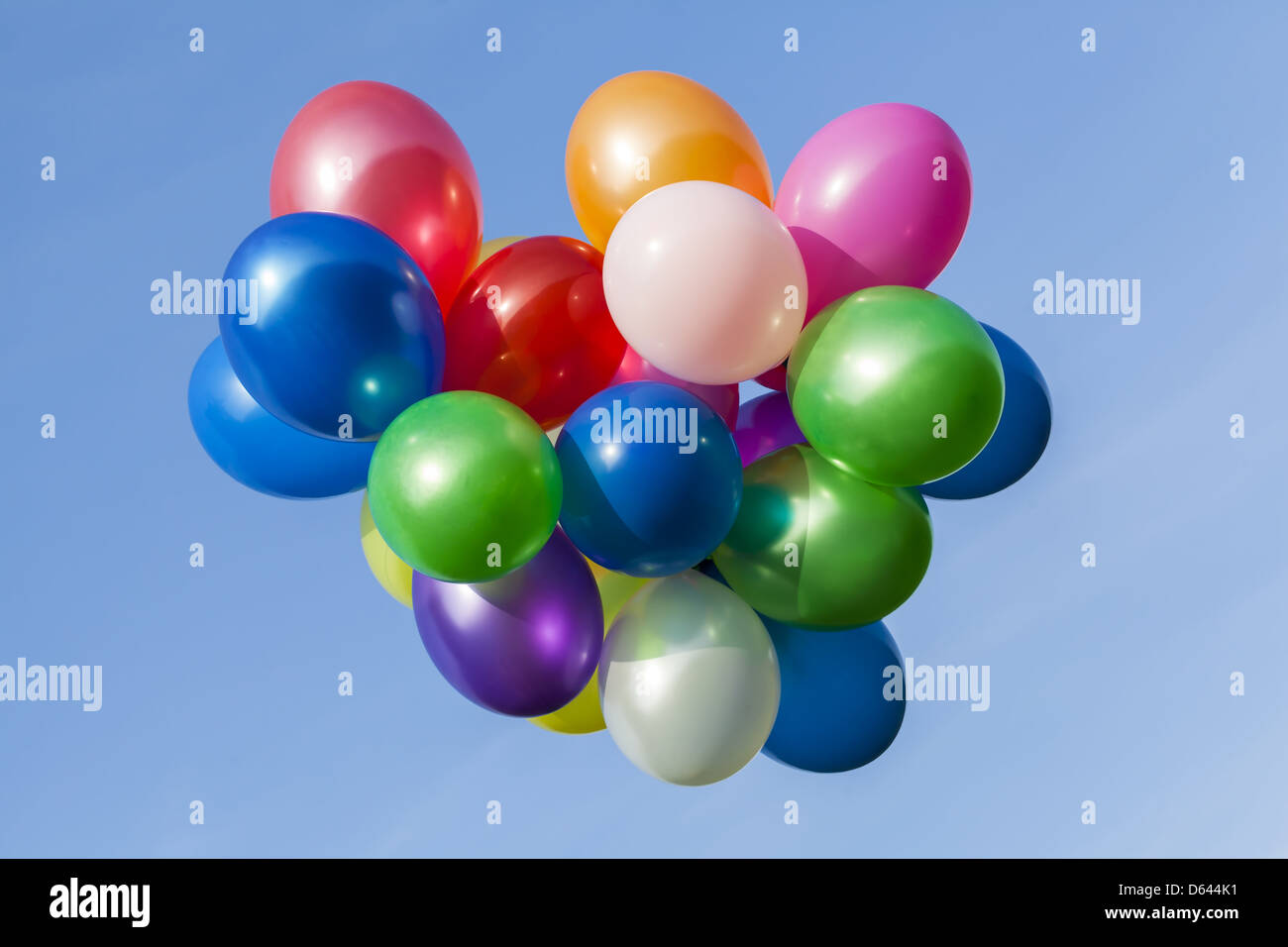 Diversi di palloncini colorati nel cielo Foto Stock