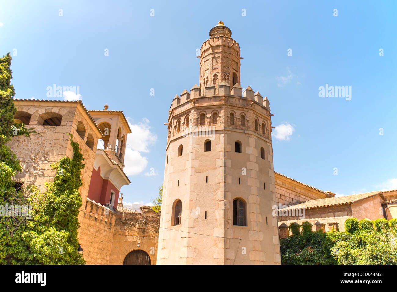 Torre in mattoni su sky sfondo blu Foto Stock