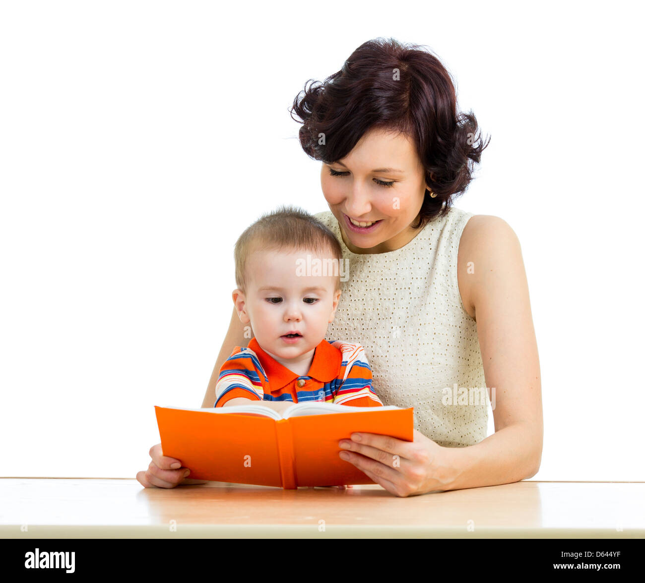 Madre felice di leggere un libro bambino Foto Stock