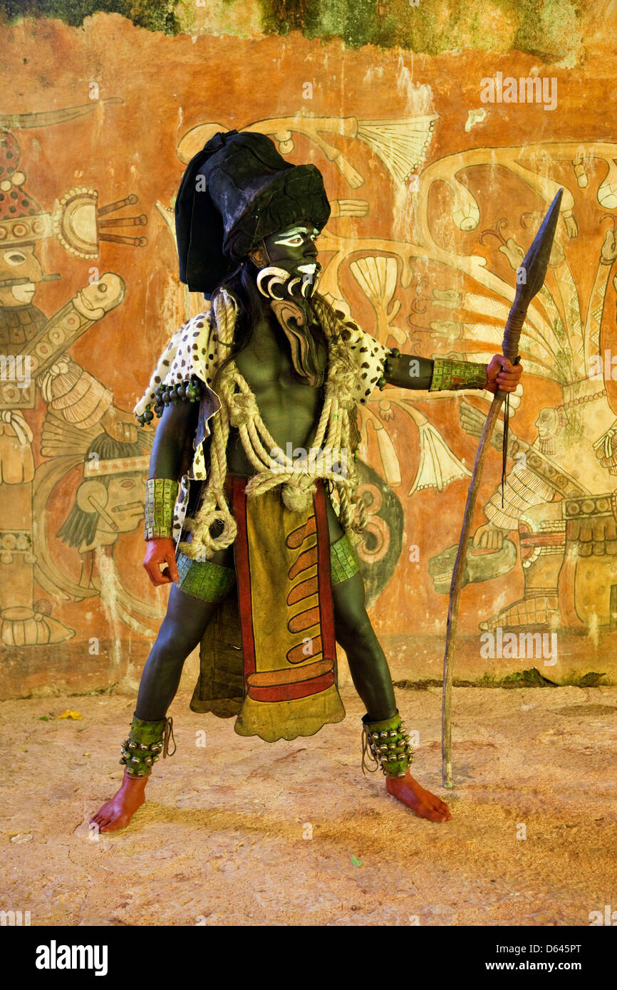 Ballerino Maya in rappresentanza di Ek Chuah, Dio del cacao. Xcaret, Riviera Maya, Yucatan, Messico. Foto Stock