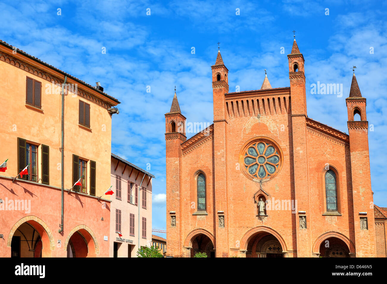 Vista del palazzo municipale e San Lorenzo (Duomo) cattedrale sotto il cielo blu con nuvole bianche nella città di Alba in Piemonte, Italia Foto Stock