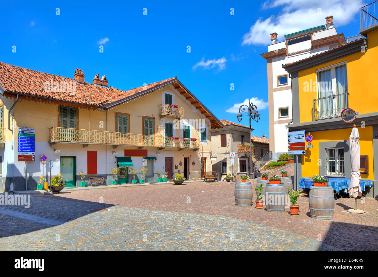 Ciottoli piccoli plaza al centro della tipica città italiana tra le case colorate in Barolo, Italia. Foto Stock