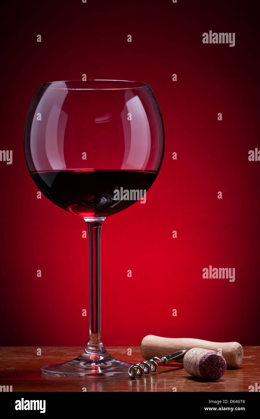Bicchiere di vino rosso con sughero e cavatappi Foto Stock