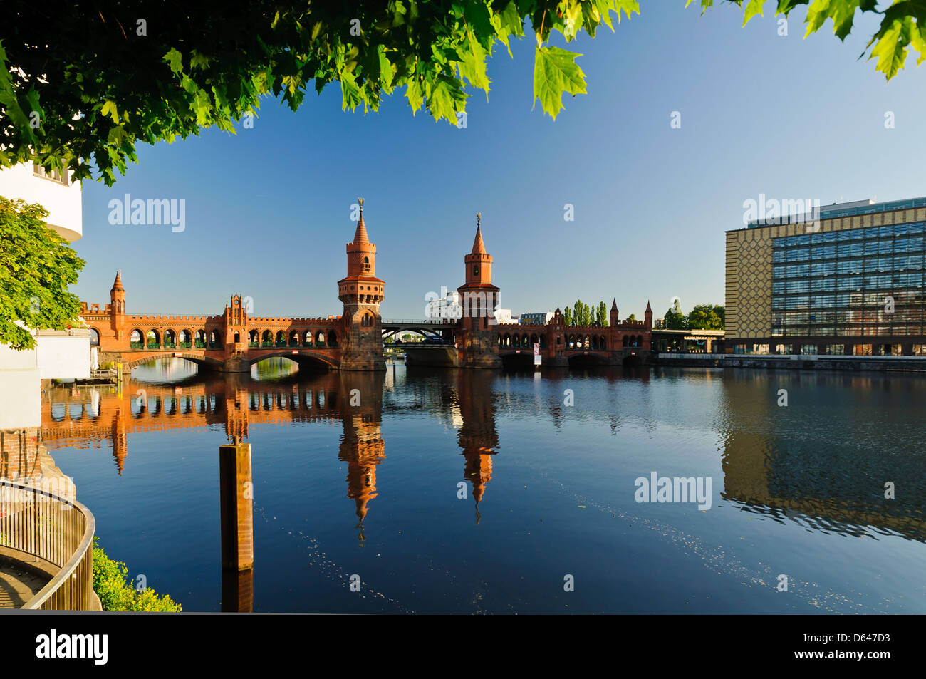 Oberbaum ponte sul fiume Sprea a Berlino, Germania Foto Stock