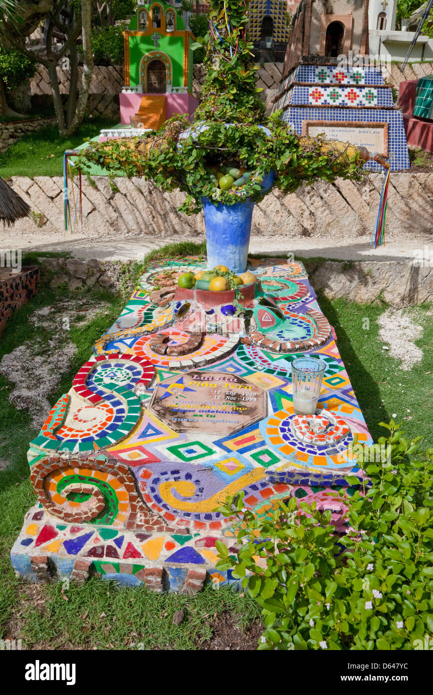 Cimitero messicano, compreso di repliche di tombe autentico di tutto il Messico. Xcaret, Playa del Carmen e Riviera Maya, Messico. Foto Stock