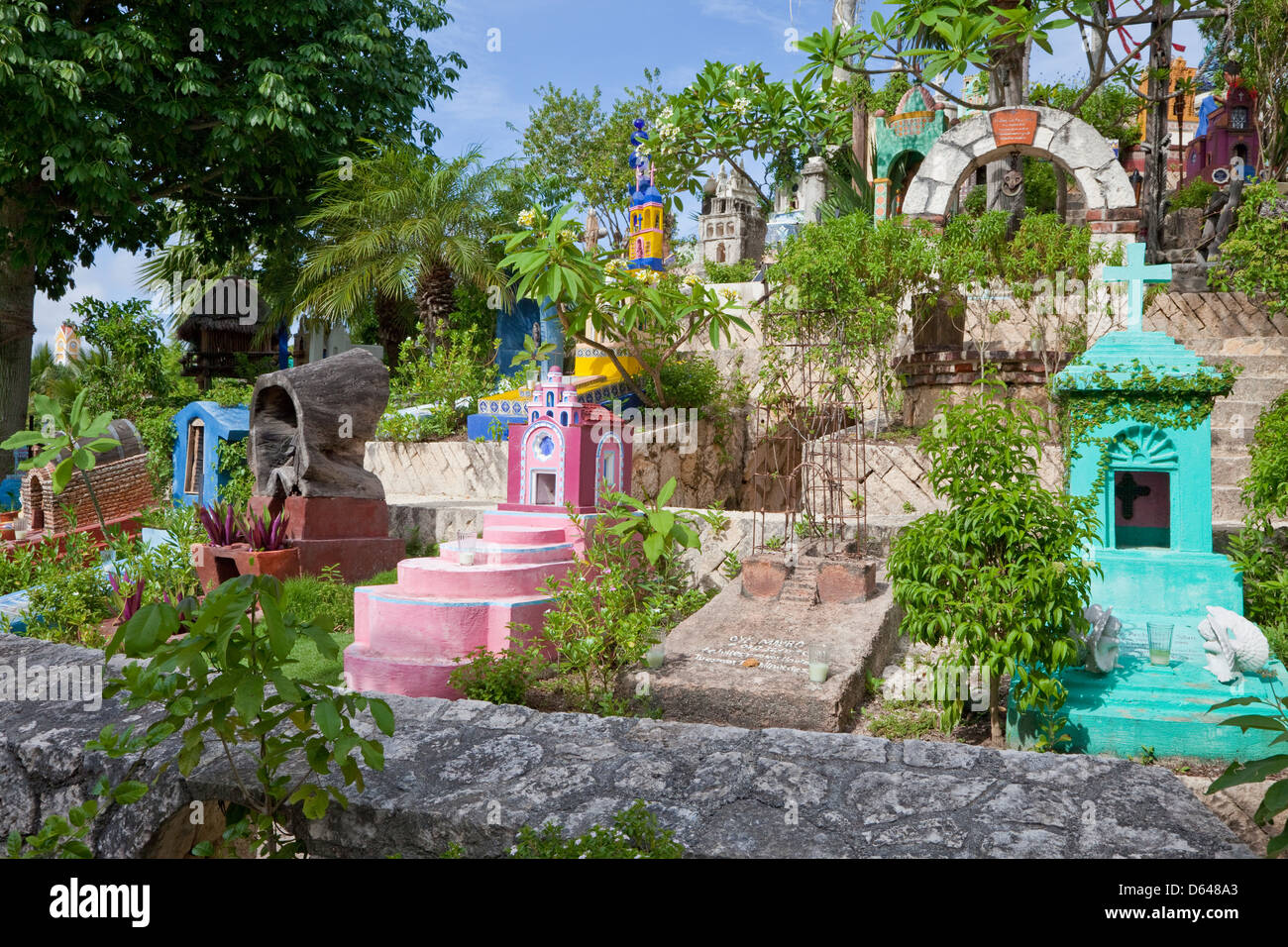 Cimitero messicano, compreso di repliche di tombe autentico di tutto il Messico. Xcaret, Playa del Carmen e Riviera Maya, Messico. Foto Stock