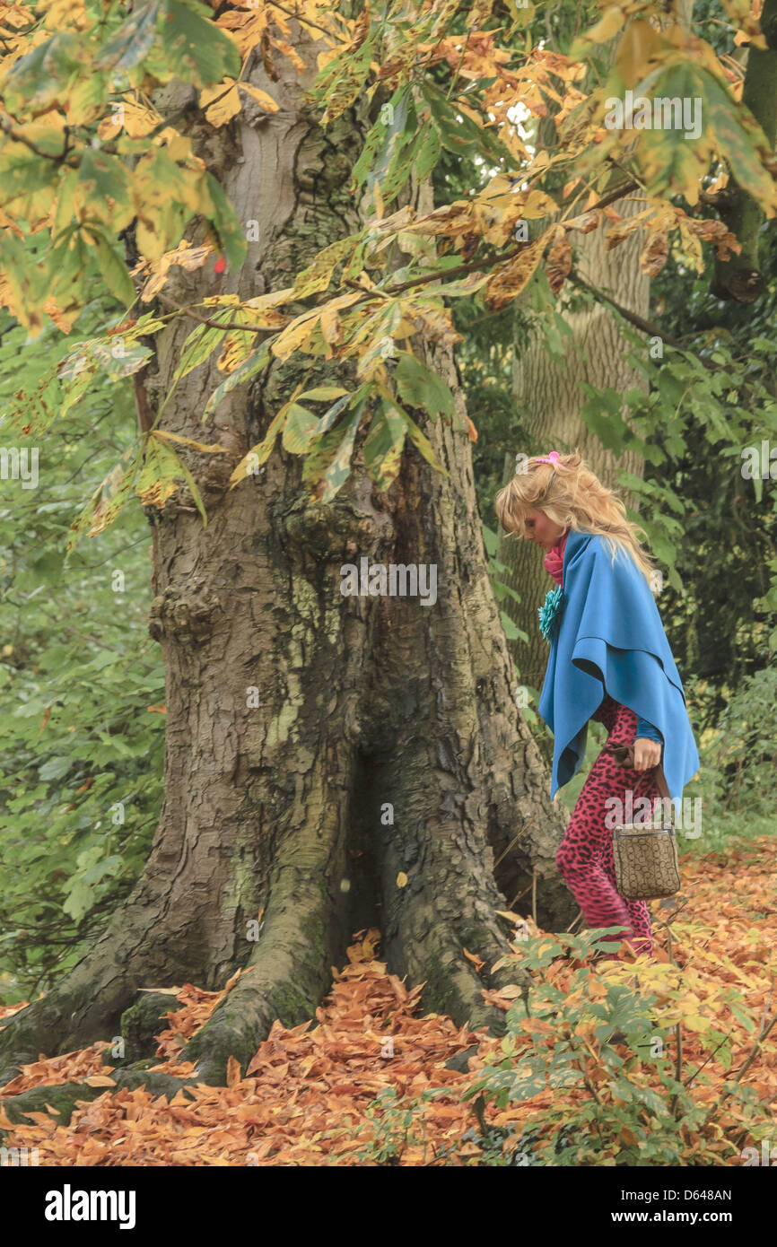 Ragazza camminare nei boschi Suffolk REGNO UNITO Foto Stock