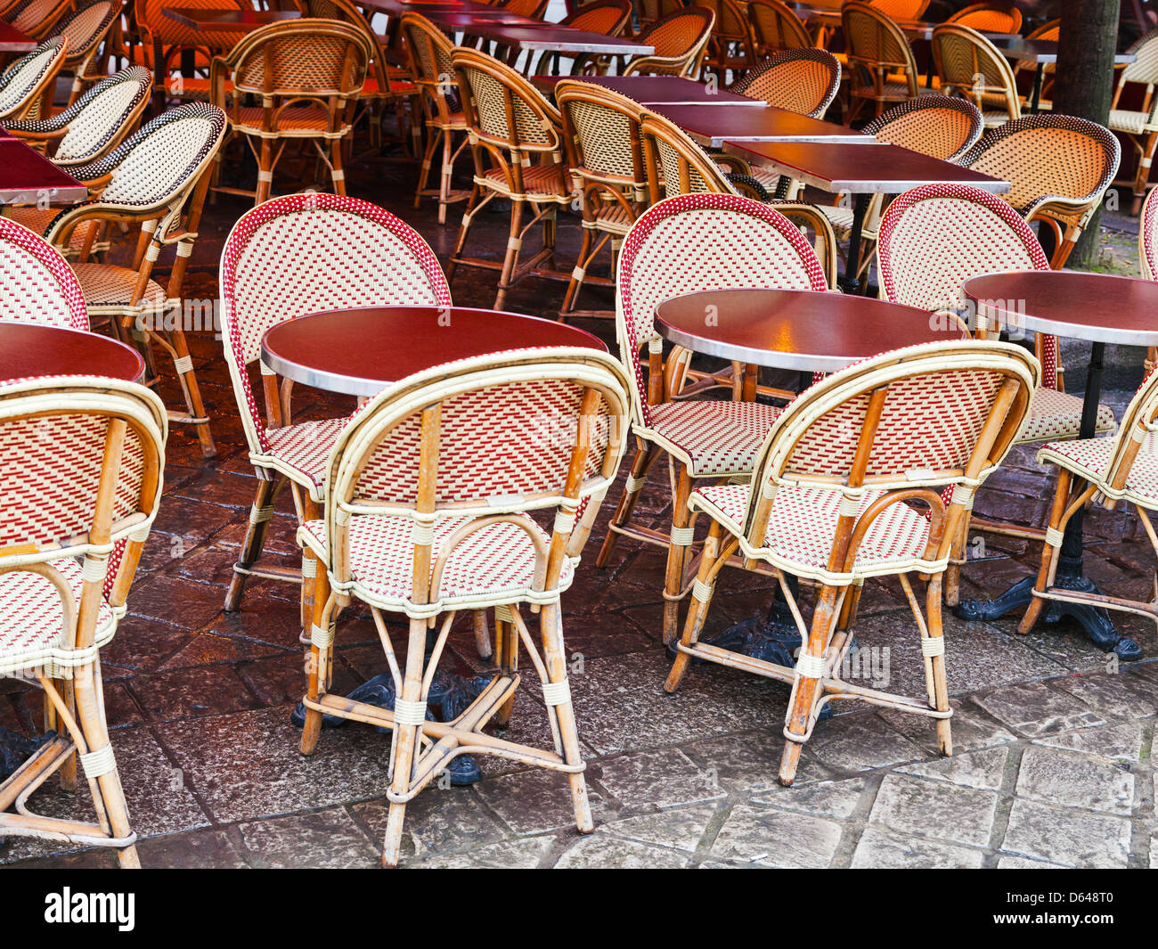 Sedie di canna e la tabella rossa a Parigi outdoor cafe Foto Stock