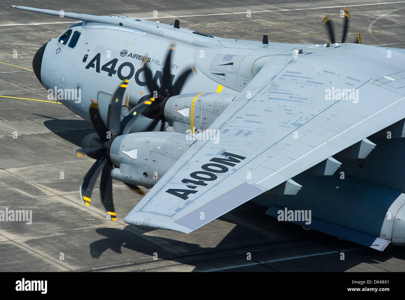 Il cargo militare piano A400M arriva durante una serie di voli di prova e gli sbarchi presso l'aeroporto Cottbus-Drewitz in Drewitz, Germania, 22 maggio 2012. L'aeroporto vicino il boarder German-Polish fu scelto da Airbus militare compagnia aerea tra diversi campi di aviazione in tutta Europa per servire come una posizione per i voli di collaudo e gli sbarchi di A400M su coperte di erba delle piste di atterraggio. La A400M ONU Foto Stock
