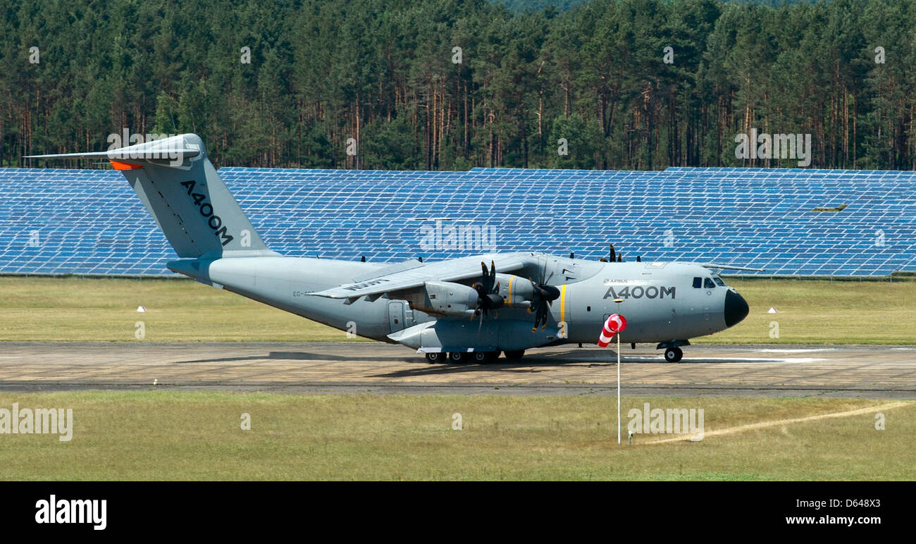 Il cargo militare piano A400M arriva durante una serie di voli di prova e gli sbarchi presso l'aeroporto Cottbus-Drewitz in Drewitz, Germania, 22 maggio 2012. L'aeroporto vicino il boarder German-Polish fu scelto da Airbus militare compagnia aerea tra diversi campi di aviazione in tutta Europa per servire come una posizione per i voli di collaudo e gli sbarchi di A400M su coperte di erba delle piste di atterraggio. La A400M ONU Foto Stock