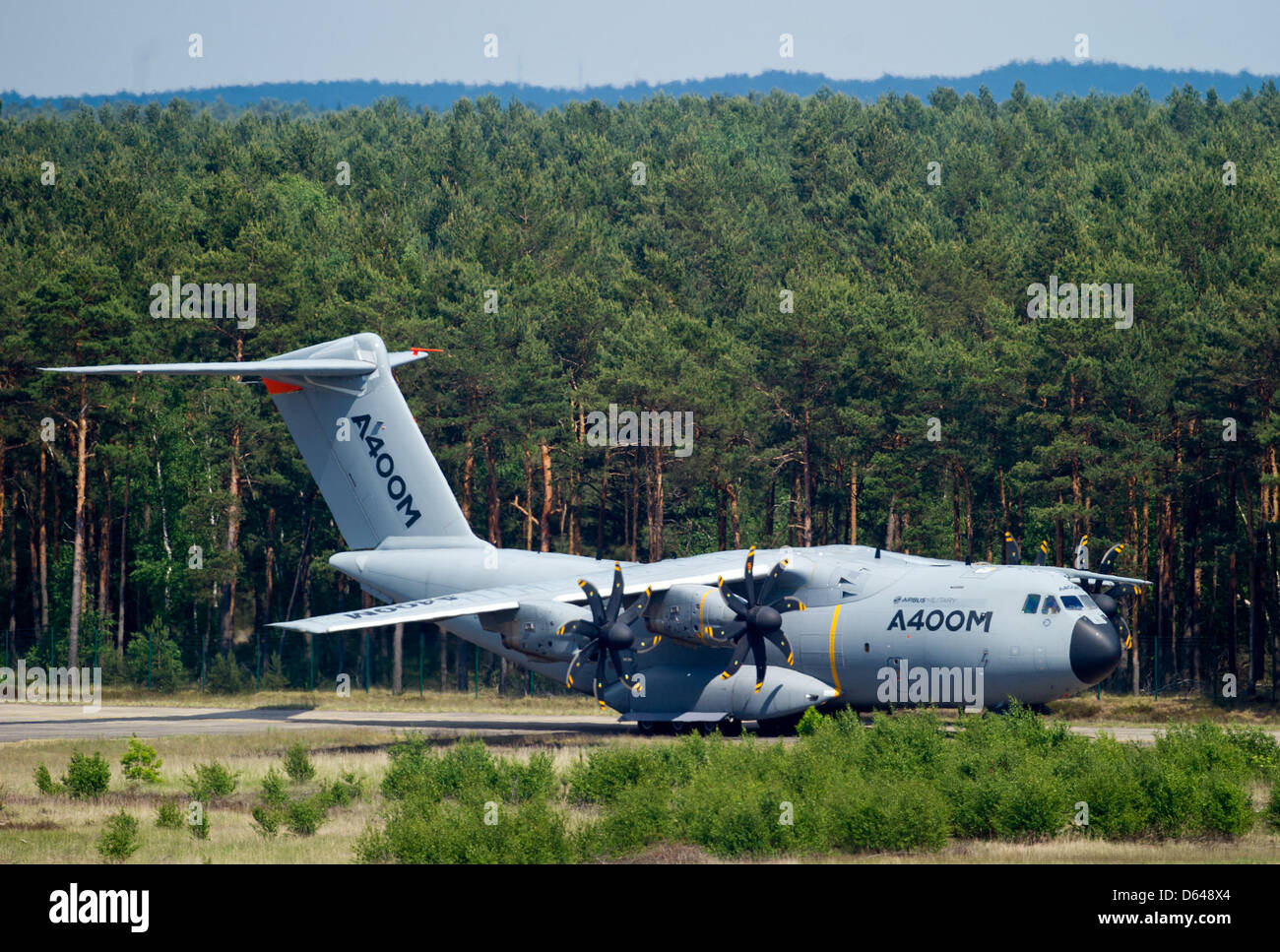 Il cargo militare piano A400M arriva durante una serie di voli di prova e gli sbarchi presso l'aeroporto Cottbus-Drewitz in Drewitz, Germania, 22 maggio 2012. L'aeroporto vicino il boarder German-Polish fu scelto da Airbus militare compagnia aerea tra diversi campi di aviazione in tutta Europa per servire come una posizione per i voli di collaudo e gli sbarchi di A400M su coperte di erba delle piste di atterraggio. La A400M ONU Foto Stock