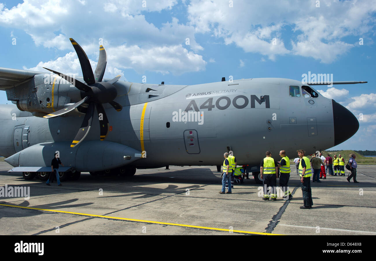 Il cargo militare piano A400M arriva durante una serie di voli di prova e gli sbarchi presso l'aeroporto Cottbus-Drewitz in Drewitz, Germania, 22 maggio 2012. L'aeroporto vicino il boarder German-Polish fu scelto da Airbus militare compagnia aerea tra diversi campi di aviazione in tutta Europa per servire come una posizione per i voli di collaudo e gli sbarchi di A400M su coperte di erba delle piste di atterraggio. La A400M ONU Foto Stock