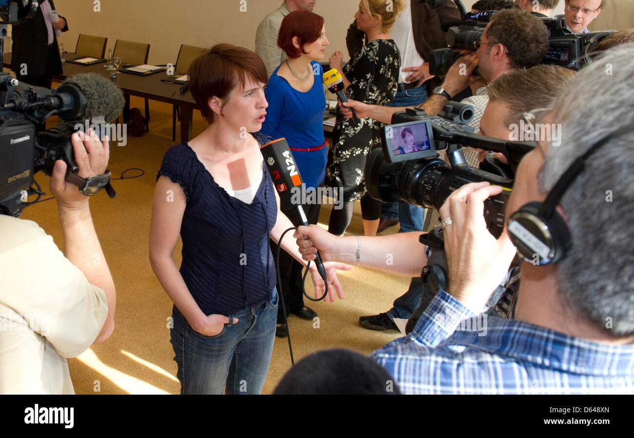 Politici del partito di sinistra Katja Kipping (R) e Katharina Schwabedissen dare interviste dopo una conferenza stampa a Hannover, Germania, 23 maggio 2012. I due politici sono in corso di esecuzione per tutti-femmina doppia leadership di partito alla prossima conferenza di partito di partito di sinistra. Foto: JOCHEN LUEBKE Foto Stock