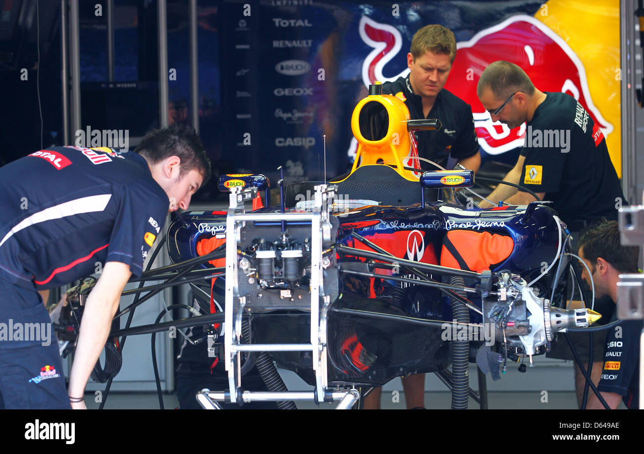 Meccanica della Red Bull preparare la vettura del tedesco di Formula Uno pilota Sebastian Vettel in teamgarage alla gara di F1 Via di Monte Carlo, Monaco, 23 maggio 2012. Il Grand Prix avrà luogo il 27 maggio. Foto: Jens Buettner dpa Foto Stock