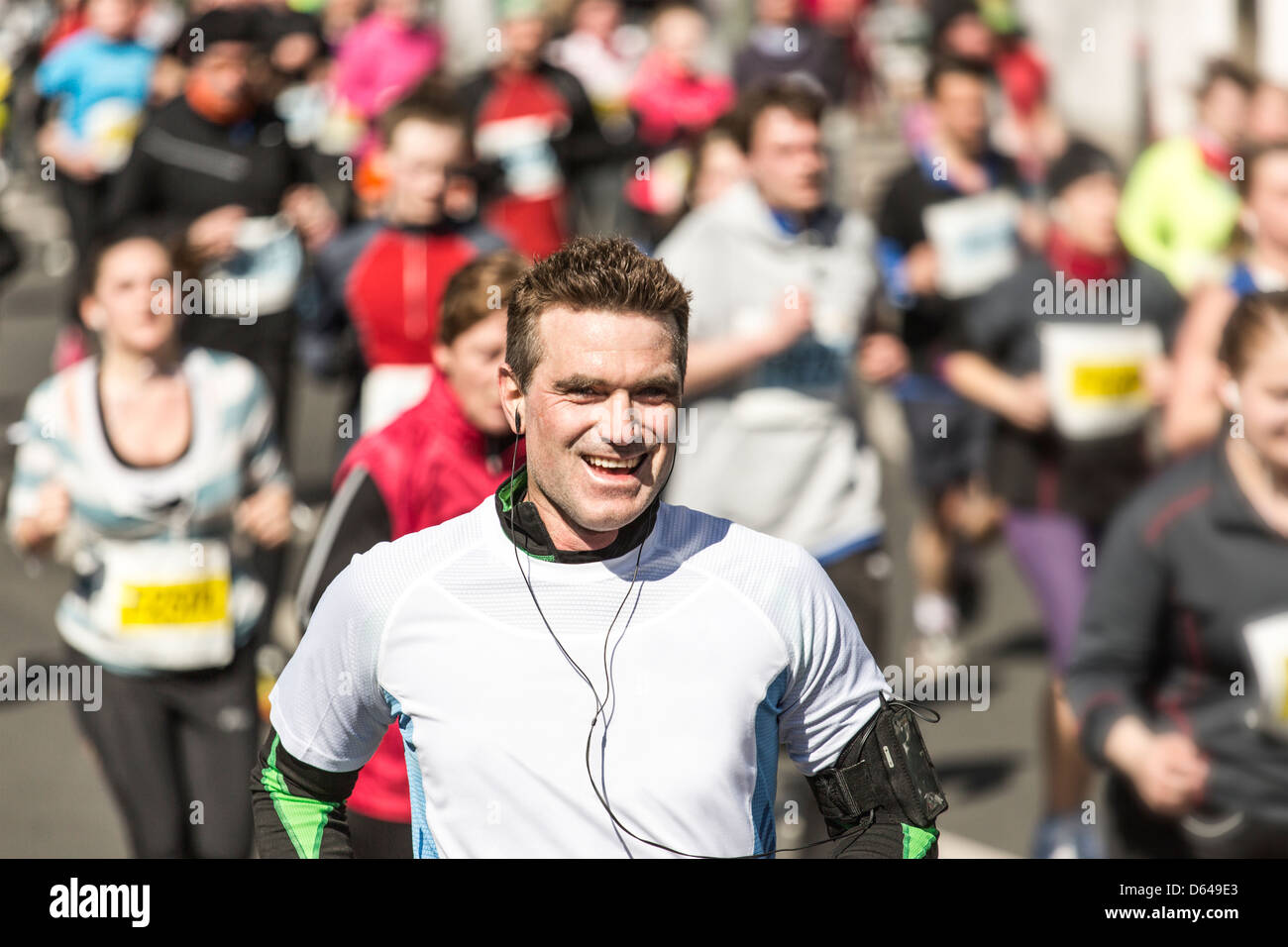 Uomo sportivo nel suo forties corre una maratona Foto Stock