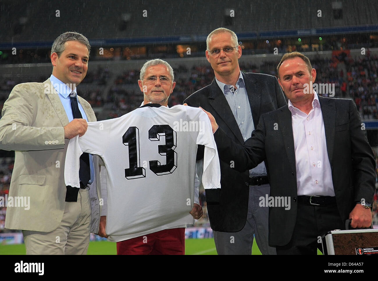 Dispensa - Durante una partita amichevole tra FC Bayern Monaco e i Paesi Bassi, il direttore della DFB Museo di calcio Manuel Neukirchner (l-r), Gerd Mueller e il direttore del calcio olandese museo Paul Martens e Edgar Angelini di stare in piedi insieme con Muellers jersey nello stadio Allianz Arena di Monaco di Baviera, Germania, il 22 maggio 2012. Per il museo di calcio che è attualmente in fase di costruzione, Foto Stock