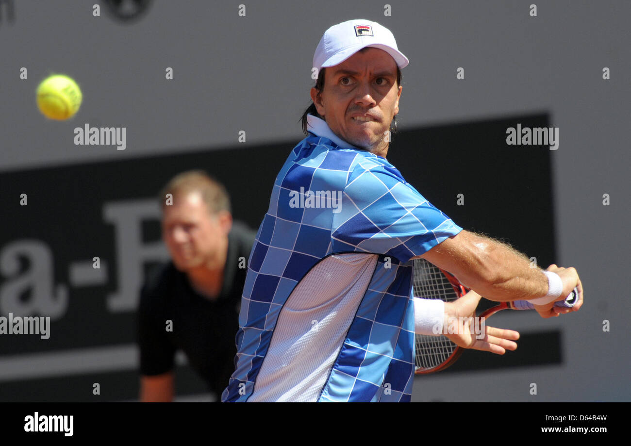 Argentina di giocatore di tennis Carlos Berlocq colpisce la palla nella partita contro Berdych dalla Repubblica ceca presso il Tennis World Team Cup tra Repubblica Ceca e Argentna a Rochusclub a Duesseldorf in Germania, 24 maggio 2012. Foto: CAROLINE SEIDEL Foto Stock