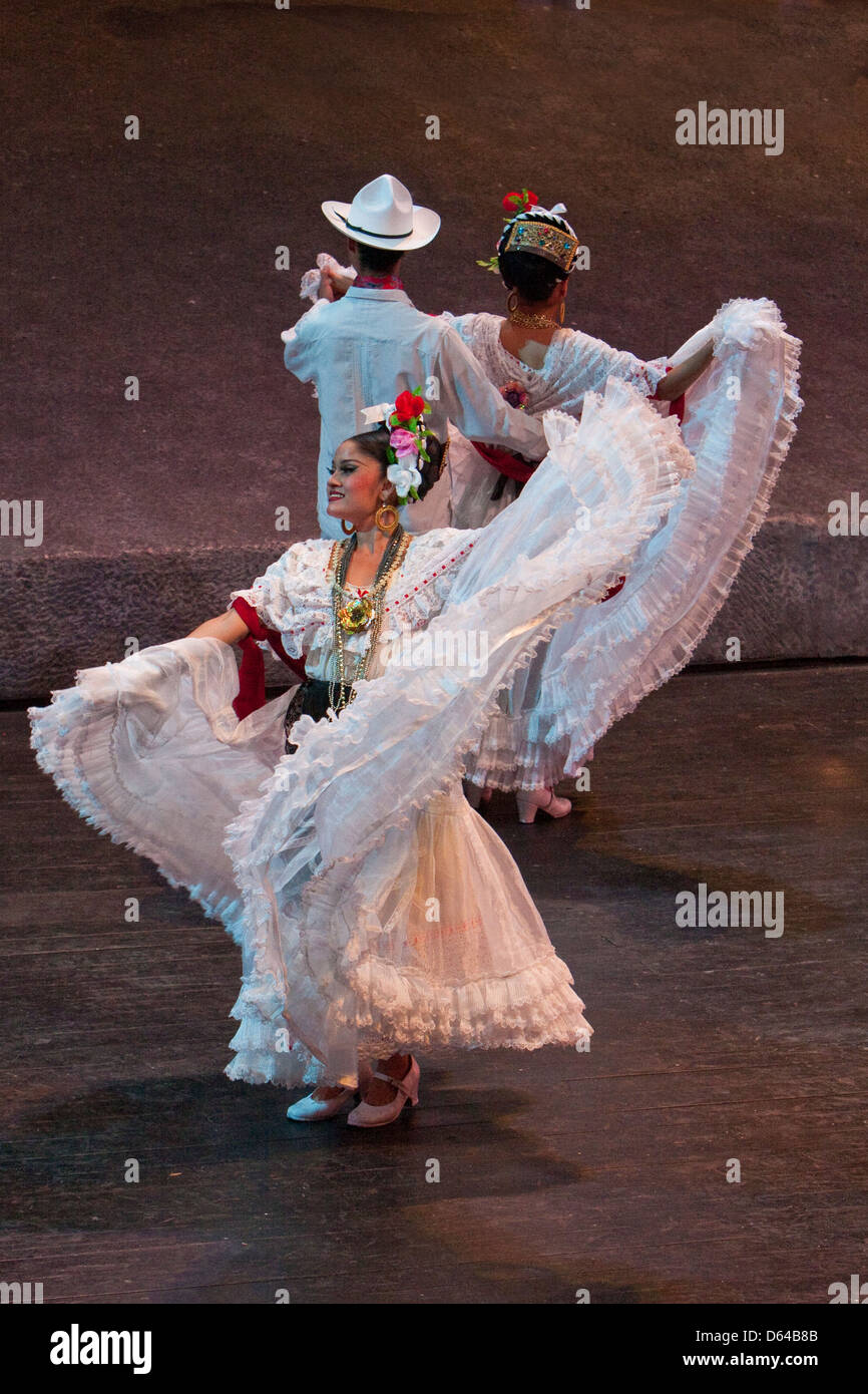 Interprete femminile facendo il 'Timbratura' danza, performance di "Messico" spettacolari, Xcaret, Playa del Carmen, Yucatan, Messico. Foto Stock