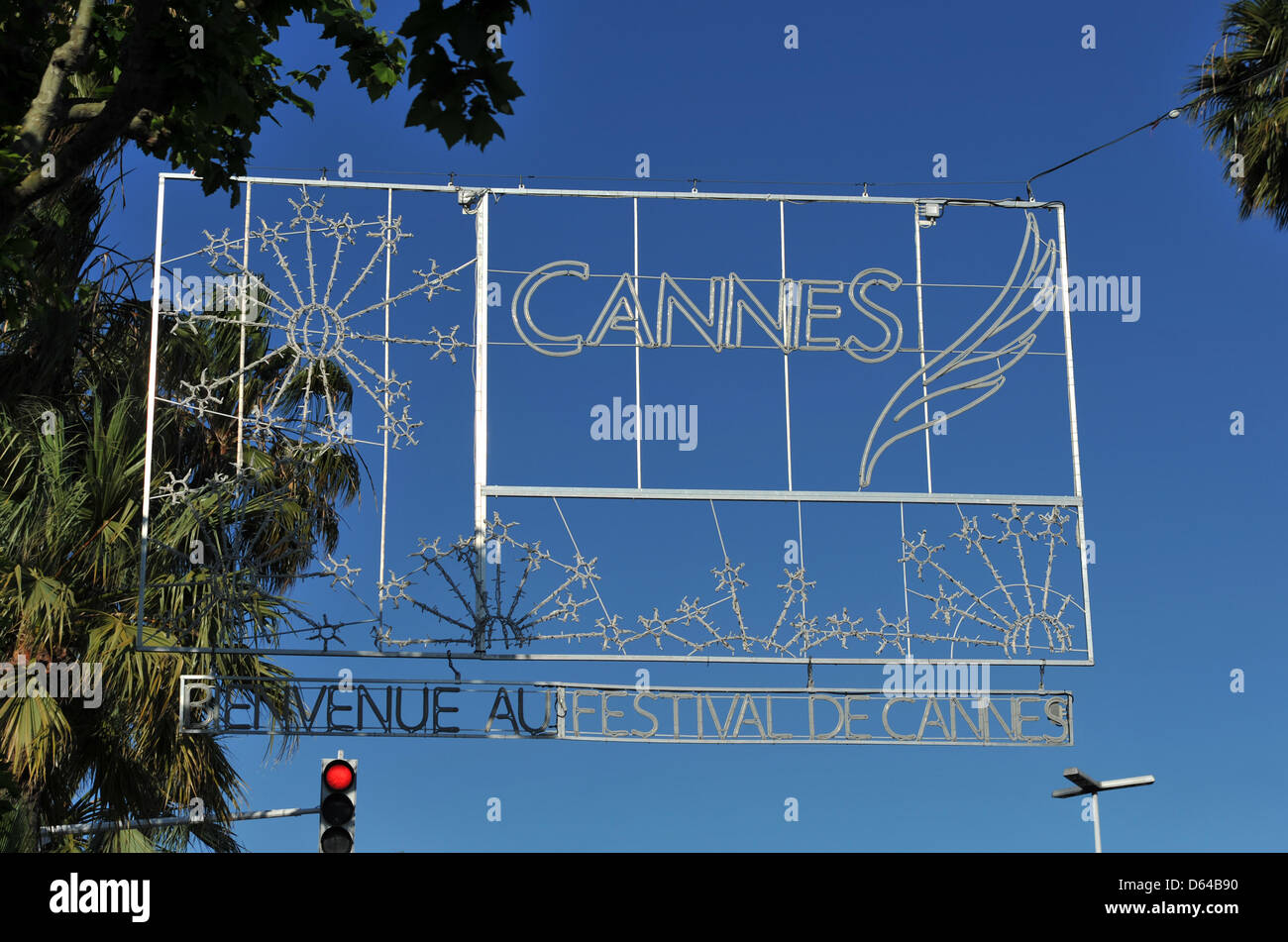 Un segno di benvenuto a leggere 'Cannes - Bienvenue au Festival de Cannes' pende su una strada di fronte al Palais des Festivals et des Congres durante il sessantacinquesimo Cannes Film Festival di Cannes, Francia, 22 maggio 2012. Foto: Andreas Gebert Foto Stock
