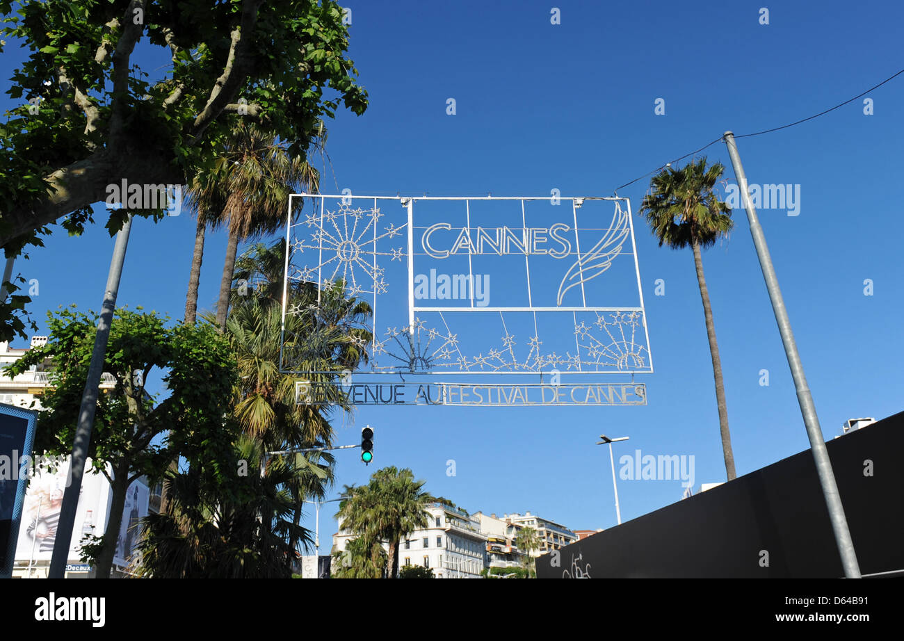 Un segno di benvenuto a leggere 'Cannes - Bienvenue au Festival de Cannes' pende su una strada di fronte al Palais des Festivals et des Congres durante il sessantacinquesimo Cannes Film Festival di Cannes, Francia, 22 maggio 2012. Foto: Andreas Gebert Foto Stock