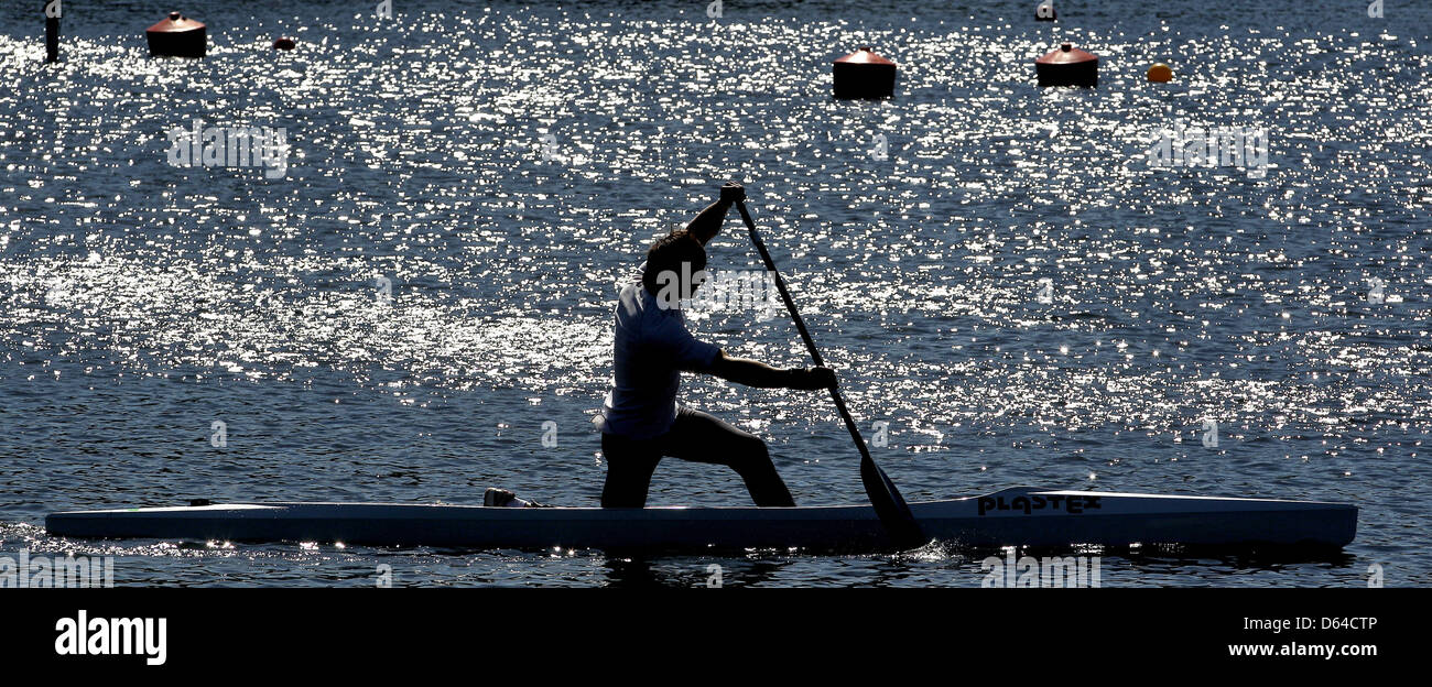 Un uomo righe un kayak durante le manche della canoa di Coppa del Mondo a Duisburg, Germania, 25 maggio 2012. Il Worlkd Cup corre fino al 27 maggio 2012 sul Wedau a Duisburg. Foto: ROLAND WEIHRAUCH Foto Stock