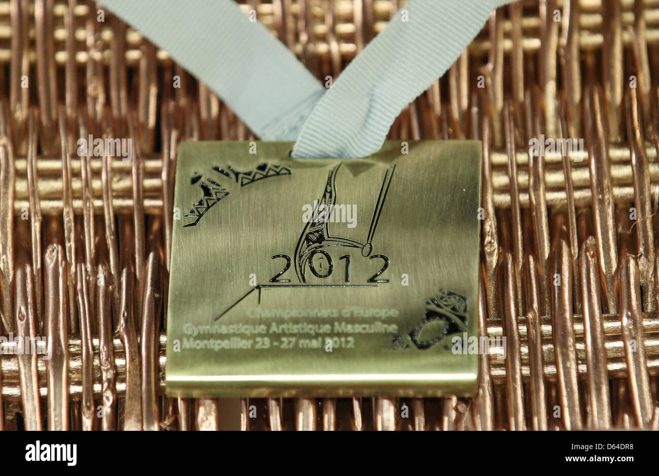 La medaglia di bronzo nella foto prima della premiazione dopo la Junior uomini europei ginnastica artistica campionati a Montpellier, Francia, 25 maggio 2012. Foto: Friso Gentsch dpa Foto Stock