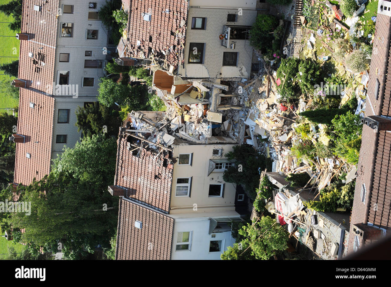 Una fila casa è completamente distrutta dopo una grave esplosione di gas in Bremerhaven, Germania, 27 maggio 2012. Un uomo è stato sepolto sotto le rovine e gravemente ferito. Gli abitanti delle case dei vicini che sono stati colpiti anche, sono state evacuate. La perdita di gas presso il sito dell'incidente rimane. La zona è stato isolato dalla polizia. Foto: Ingo Wagner Foto Stock