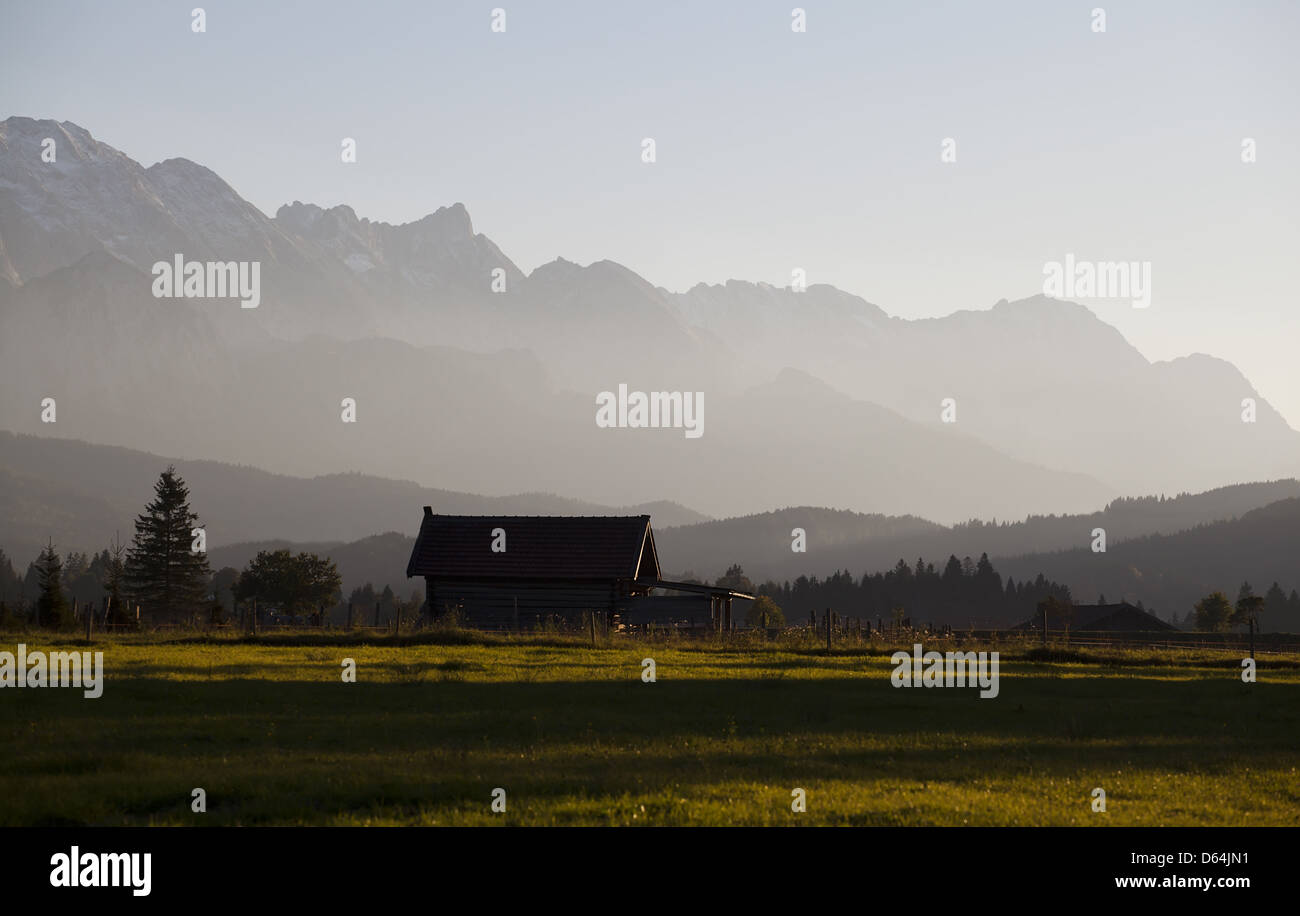 Agriturismo nelle Alpi prima del tramonto Foto Stock