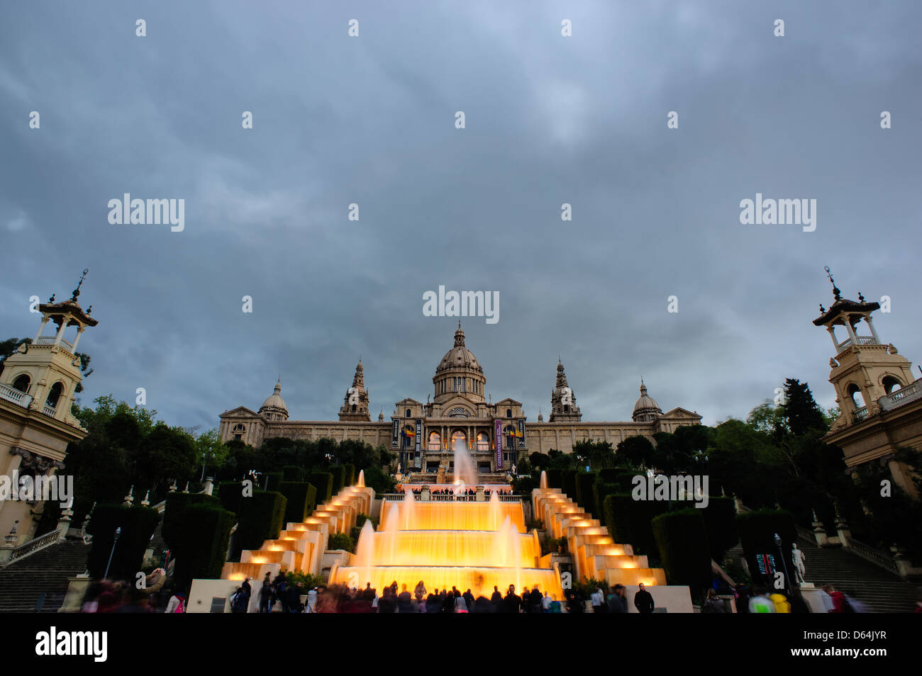 La Fontana Magica e il Palazzo Nazionale di Catalunya Montjuic, Barcelona, Spagna. Foto Stock