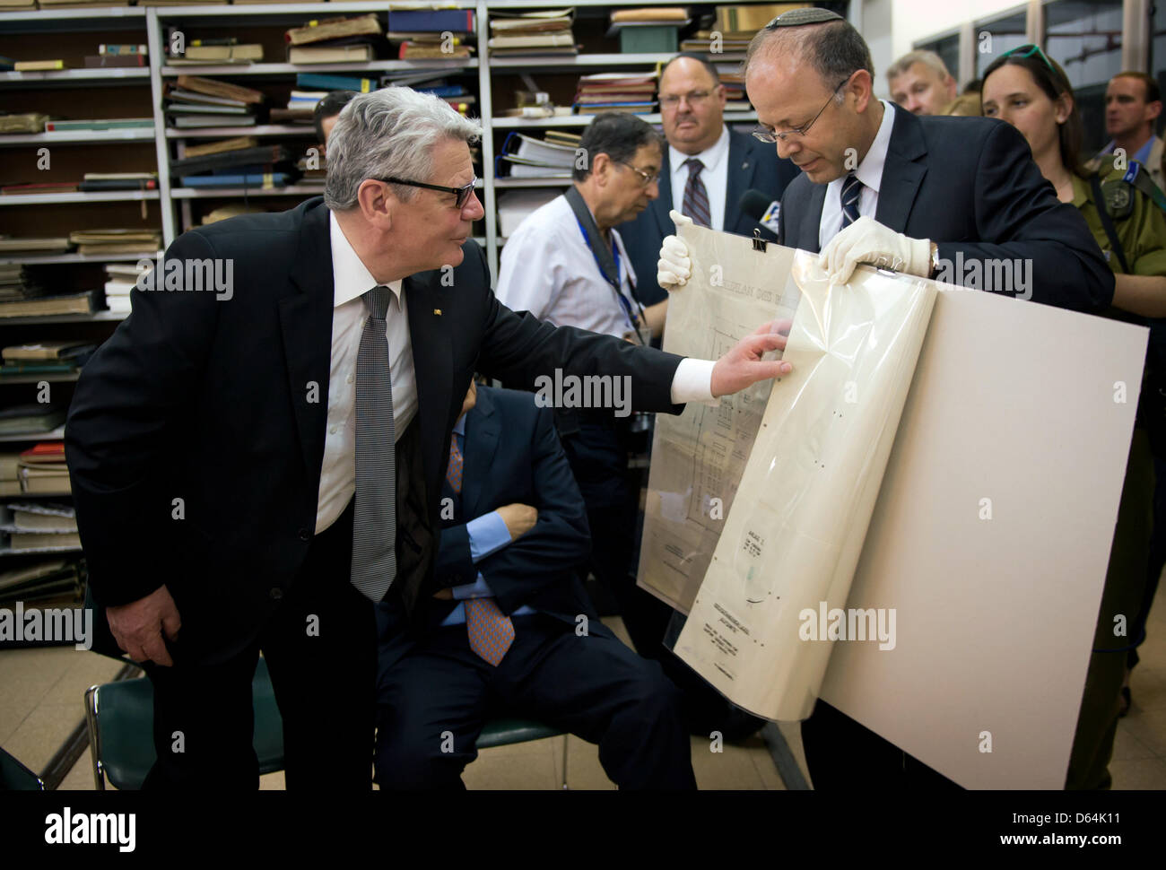 Il Presidente tedesco Joachim Gauck guarda una mappa del campo di concentramento di Auschwitz-Birkenau detenute dal direttore dell'archivio Haim Gertner a Yad Vashem a Gerusalemme, Israele, 29 maggio 2012. Il capo dello stato tedesco si soggiorno in Israele e nei territori palestinesi per diversi giorni. Foto: MAJA HITIJ Foto Stock