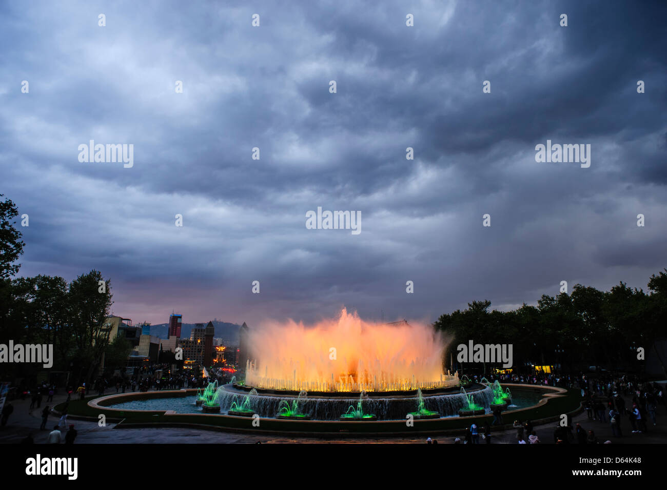 Spettacolo di luci e suoni nella fontana magica di Montjuic, Barcelona, Spagna. Foto Stock