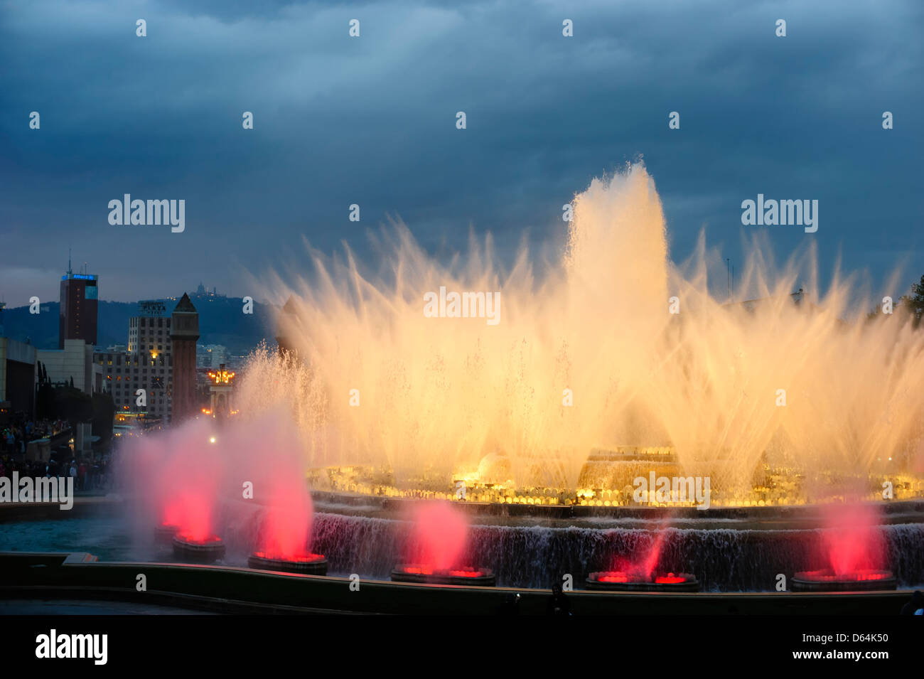 Spettacolo di luci e suoni nella fontana magica di Montjuic, Barcelona, Spagna. Foto Stock