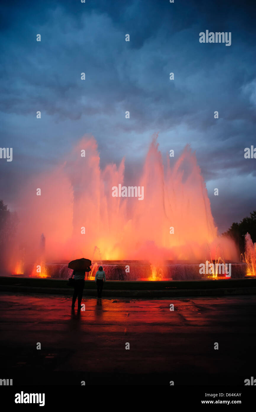 Spettacolo di luci e suoni nella fontana magica di Montjuic, Barcelona, Spagna. Foto Stock