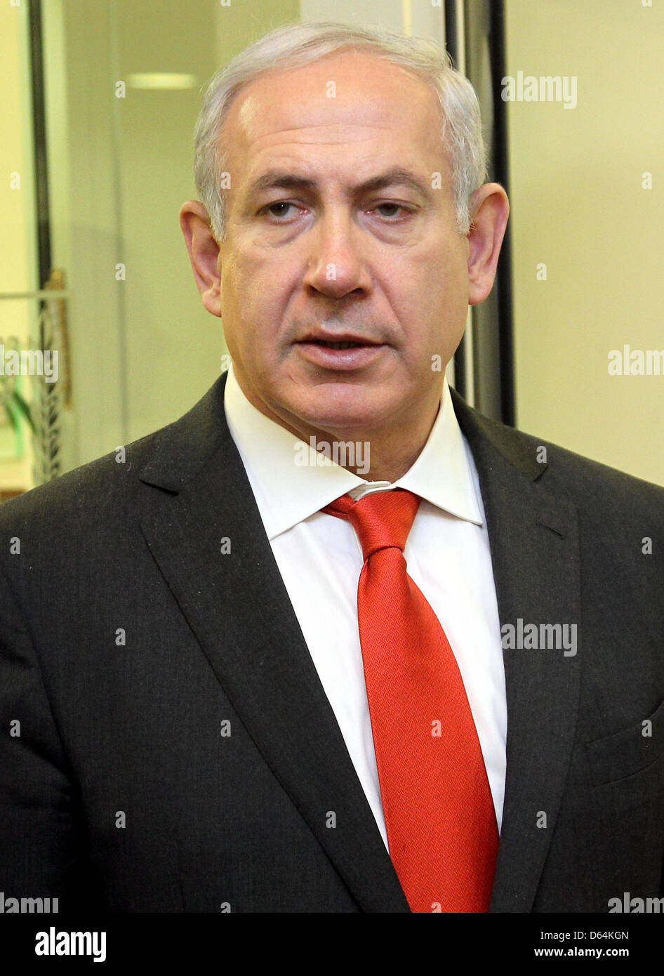 Il primo ministro di Israele Benjamin Netanyahu attende l'arrivo del Presidente tedesco Gauck a Gerusalemme, Israele, 30 maggio 2012. Il capo dello stato tedesco è in visita di stato in Israele e nei territori palestinesi. Foto: WOLFGANG KUMM Foto Stock