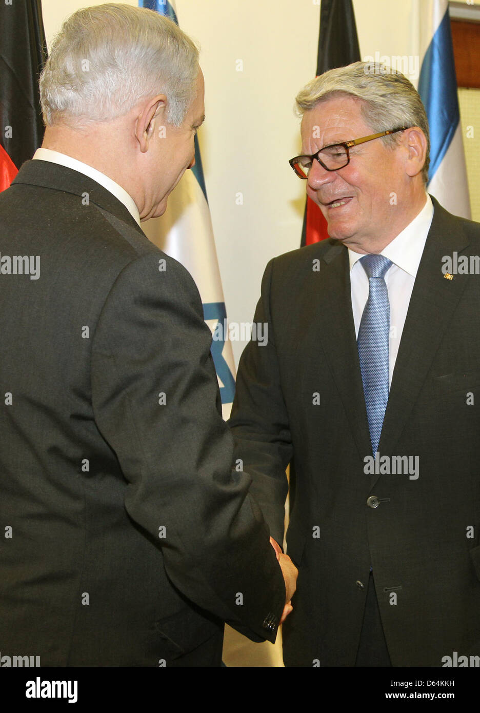 Il Presidente tedesco Joachim Gauck (R) è ricevuto dal primo ministro di Israele Benjamin Netanyahu a Gerusalemme, Israele, 30 maggio 2012. Il capo dello stato tedesco è in visita di stato in Israele e nei territori palestinesi. Foto: WOLFGANG KUMM Foto Stock