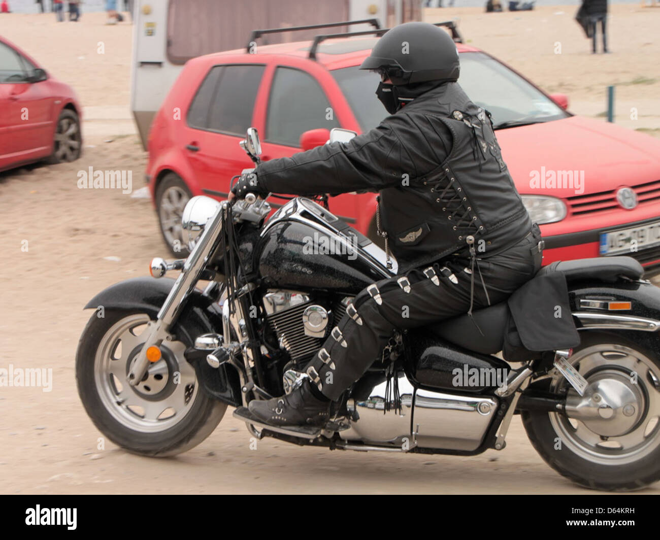 Un assortimento di moto da strada e motociclette parcheggiate in un ambiente urbano. L'immagine cattura la varietà di tipi di moto comunemente utilizzati per il pendolarismo o il tempo libero. Foto Stock