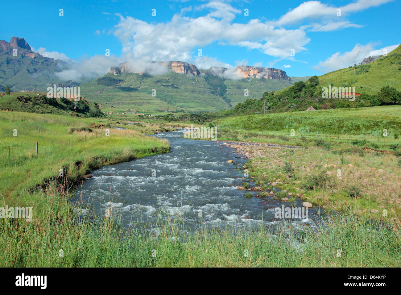 Tugela river con le montagne Drakensberg oltre, KwaZulu-Natal, Sud Africa Foto Stock