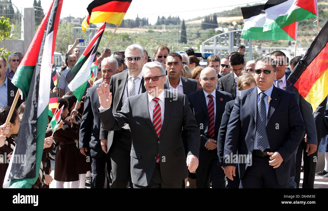 Presidente federale tedesco Joachim Gauck (m) saluta gli studenti di una scuola di ragazze in Nablus, Territori palestinesi, 31 maggio 2012. Il capo dello Stato tedesco in visita in Israele e nei Territori Palestinesi in visita di stato. Foto: WOLFGANG KUMM Foto Stock