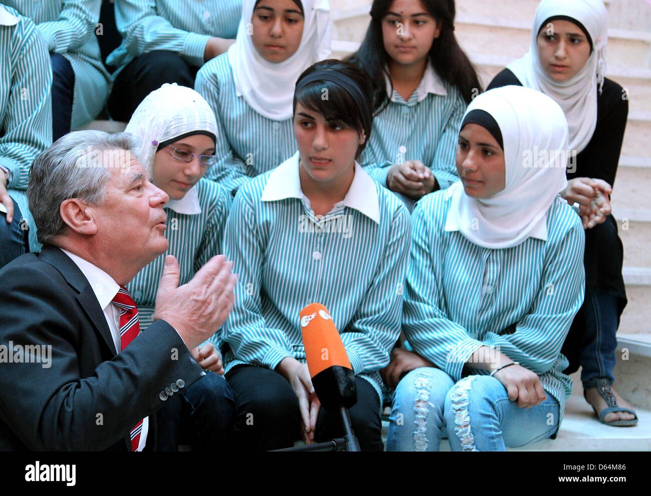 Presidente federale tedesco Joachim Gauck colloqui a scuola le ragazze ad una scuola di ragazze in Nablus, Territori palestinesi, 31 maggio 2012. Il capo dello Stato tedesco in visita in Israele e nei Territori Palestinesi in visita di stato. Foto: WOLFGANG KUMM Foto Stock